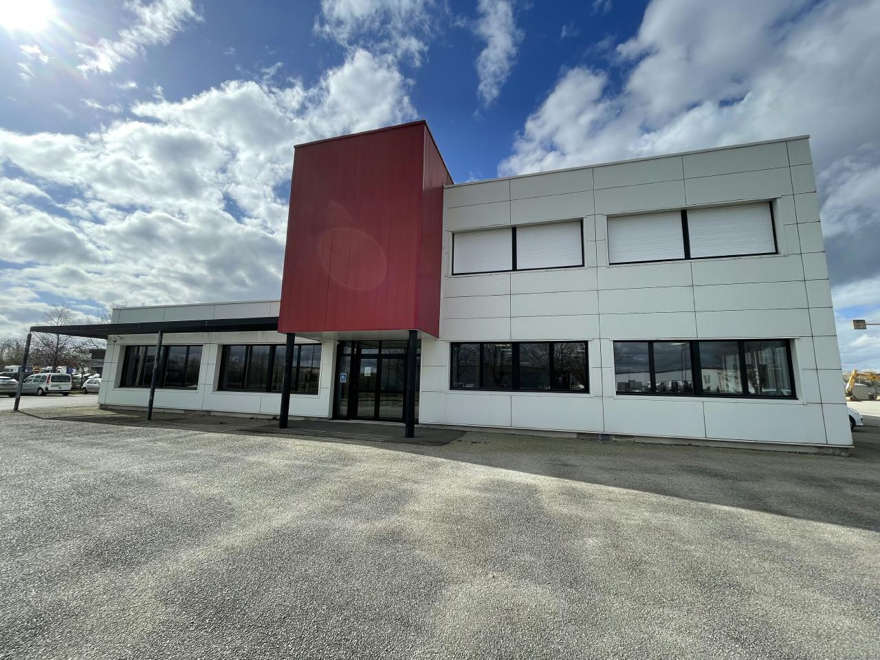 Local d'activité Saint-Sauveur-des-Landes 1901m² Location local d'activité Saint-Sauveur-des-Landes Ille-et-Vilaine OLACT2313572 0